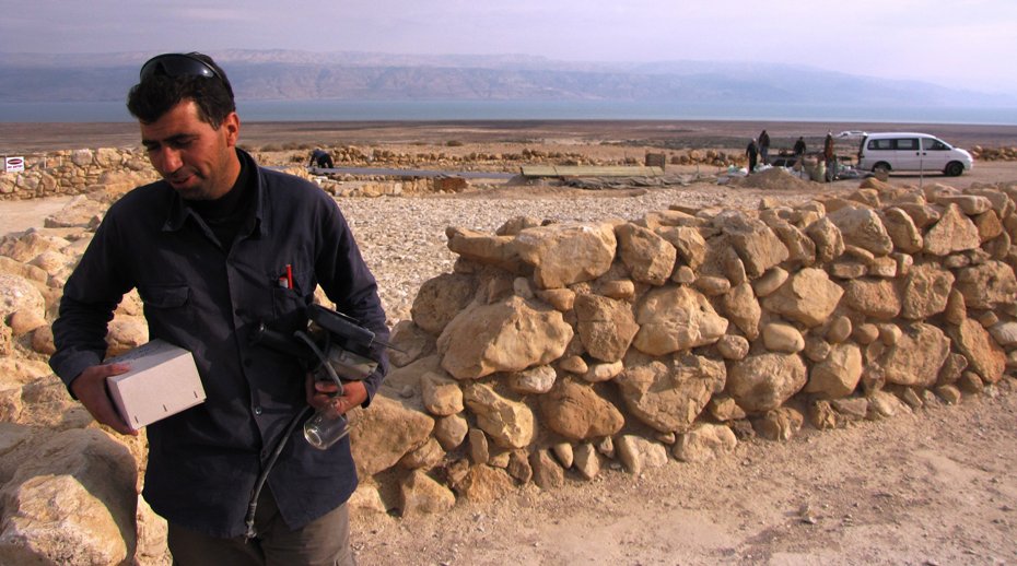 Археолог на раскопках  Кумране