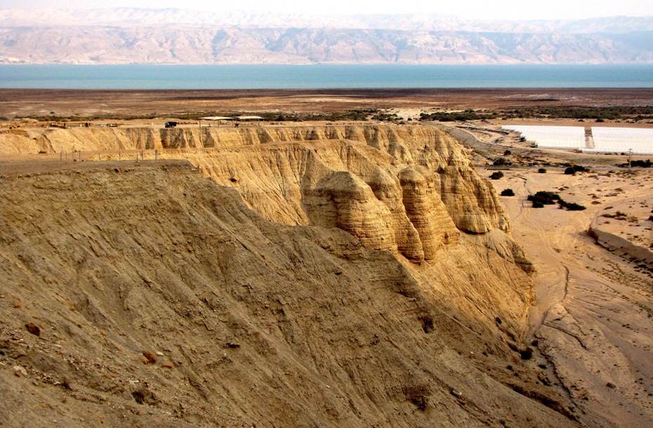 При хорошей погоде виден другой берег Мертвого моря. Черный грунт внизу - обмеление последних лет
