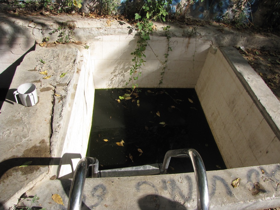 Один из пересохших бассейнов миквы в Моце