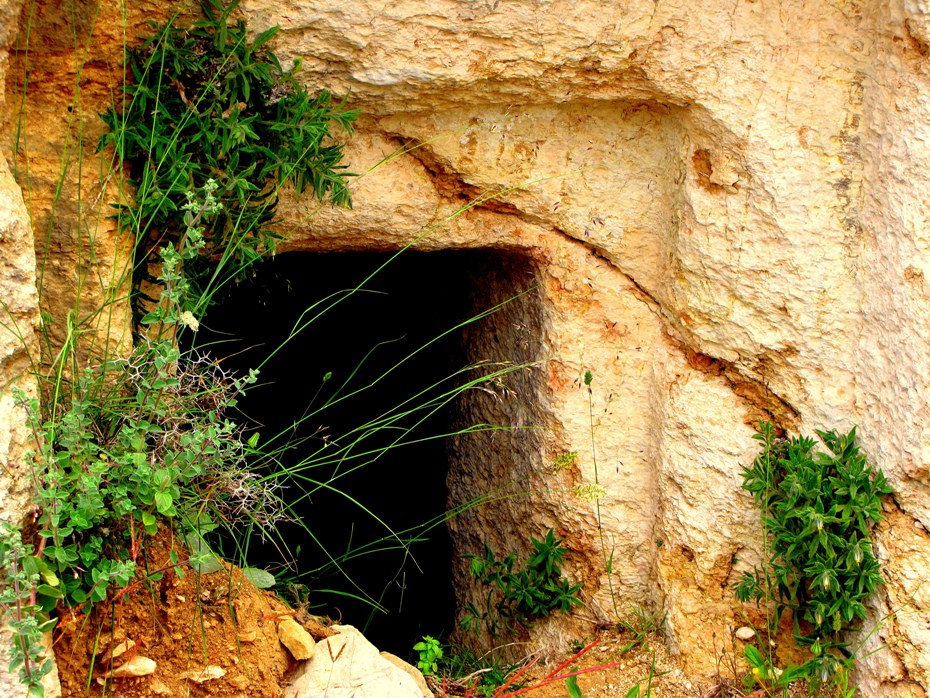 Вход в древнюю еврейскую усыпальницу