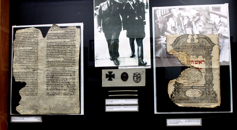 Свитки Торы и страницы Талмуда, изорванные в клочья во время кишиневского погрома в 1903 г. (справа) и фашистской оккупации (слева).